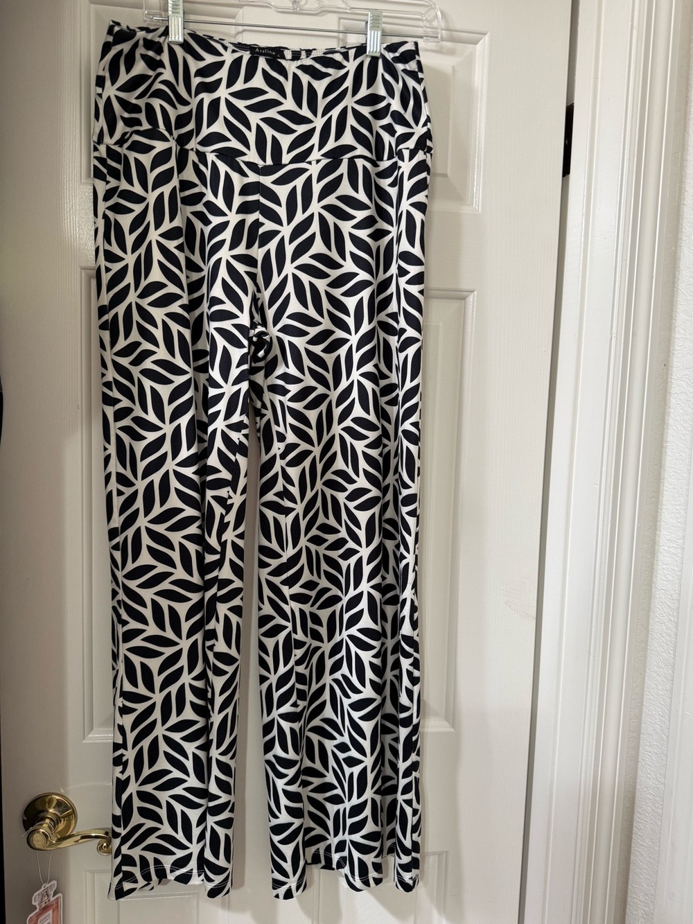 Arolina Black & White Leaf-Print Wide Leg Pants - Large
